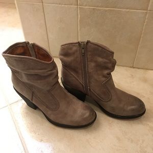 Montana —> Artisan crafted gray leather booties